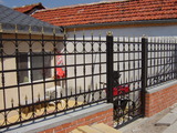 Врата с ограда от ковано желязо