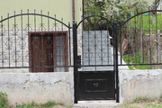 Ограда с входна врата ковано желязо